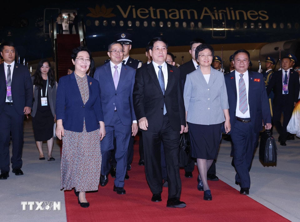 Các quan chức Trung Quốc đón Chủ tịch nước Lương Cường tại sân bay Bắc Kinh. (Ảnh: Lâm Khánh/TTXVN)