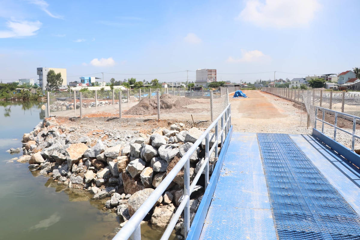 Cưỡng chế công trình xây dựng lấn ra sông của gia đình ông Linh. 