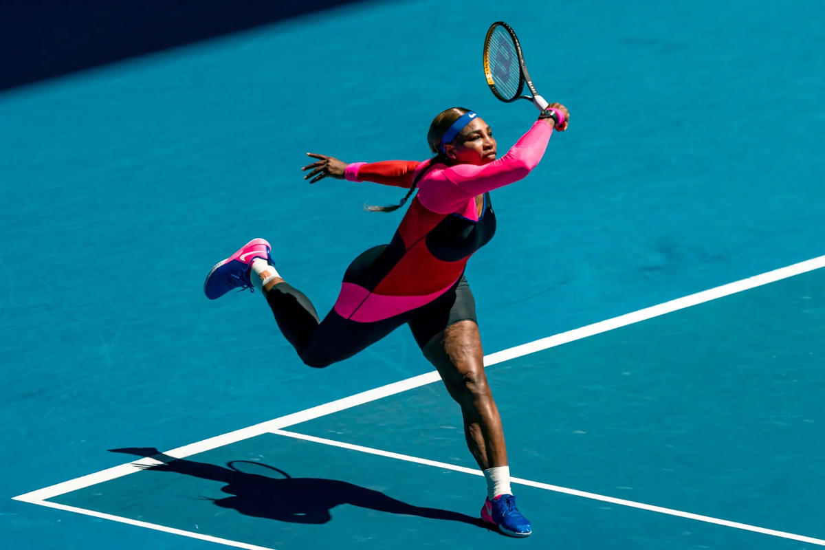Williams  đánh bại Naomi Osaka trong trận bán kết Australian Open 2021. Ảnh: The Guardian