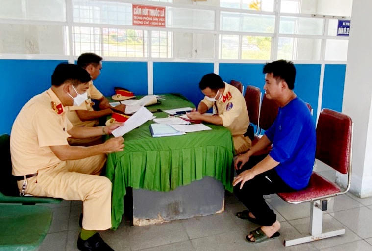 Lực lượng Phòng CSGT Công an tỉnh Hà Tĩnh tiến hành làm việc cùng tài xế Nguyễn Văn Thành.