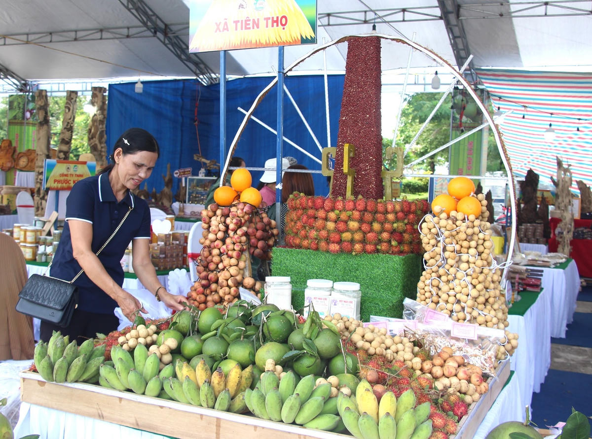Nhiều sản phẩm nổi tiếng của địa phương được trưng bày.
