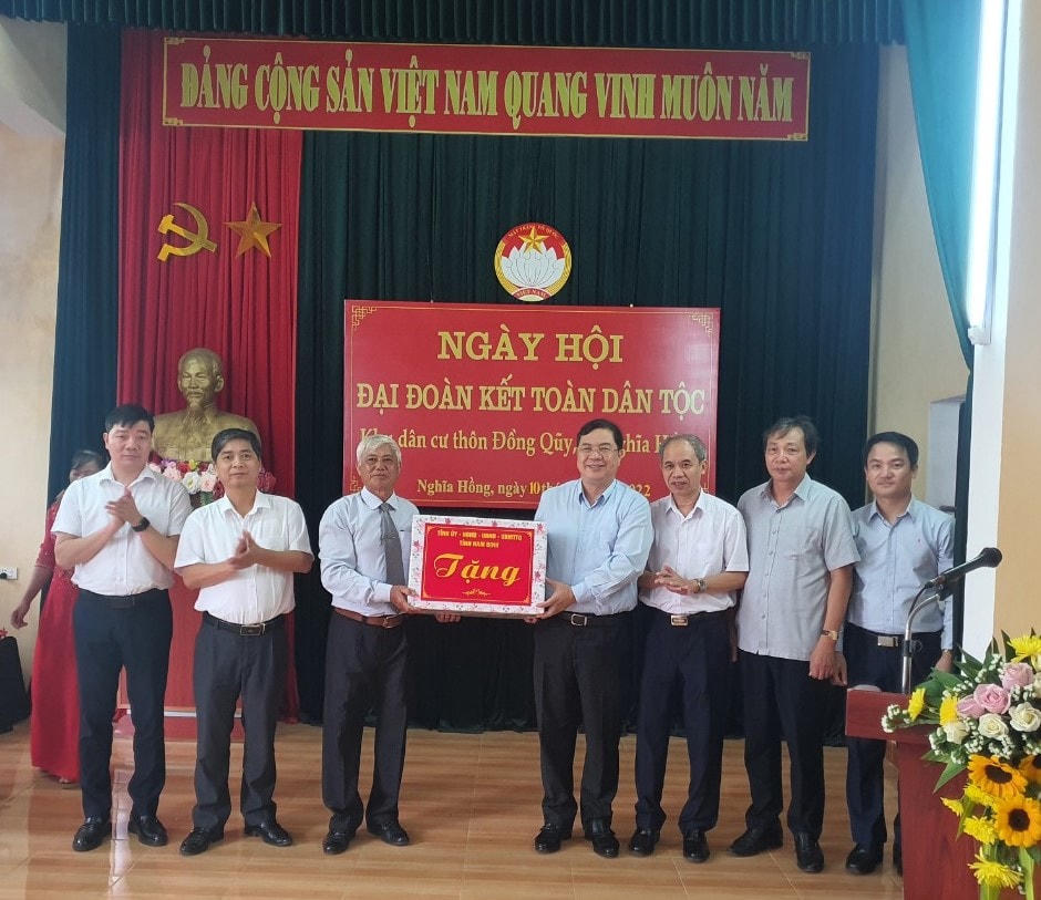 Bí thư Tỉnh ủy Nam Định Phạm Gia Túc, Chủ tịch Ủy ban MTTQ tỉnh Đoàn Văn Hùng, lãnh đạo huyện Nghĩa Hưng tặng quà cán bộ, nhân dân thôn Đồng Quỹ.