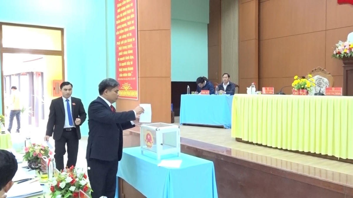 Đại biểu bỏ phiếu miễn nhiệm Trưởng Ban Dân tộc huyện Phước Sơn.