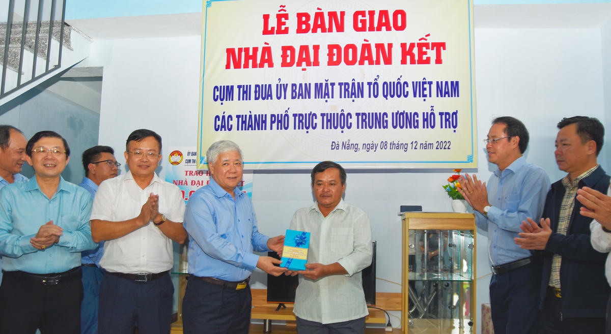 Chủ tịch Đỗ Văn Chiến trao quà của Cụm thi đua Ủy ban MTTQ Việt Nam các TP trực thuộc Trung ương và quà cá nhân cho gia đình ông Hứa Chấn Rân.