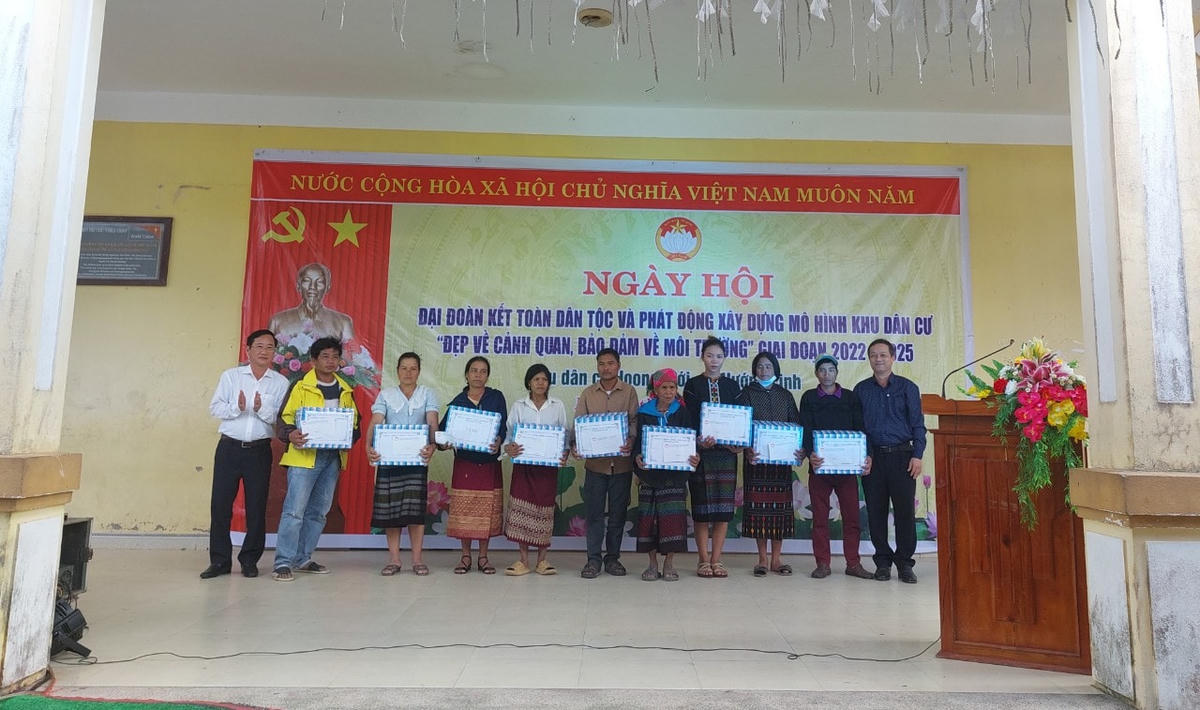 Đại biểu trao quà cho người dân khu dân cư Hoong Mới.