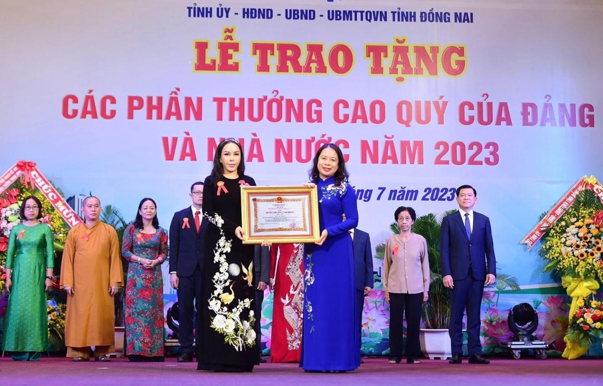 Phó Chủ tịch nước Võ Thị Ánh Xuân trao Huân chương Lao động hạng Nhất cho    bà Lê Nữ Thùy Dương – Phó Chủ tịch Tập đoàn KN Holdings.