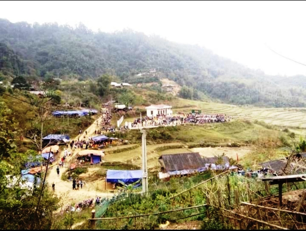 Bản Ché Lầu nhìn từ trên cao.  