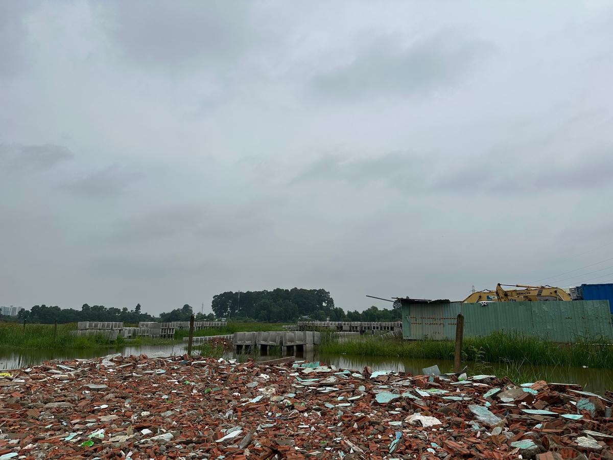 Hình ảnh nhếch nhác tại địa điểm thi công mà theo nhiều người dân là hình ảnh đối nghịch chưa tương xứng với dự án ngàn tỷ đồng. Ảnh: Mạnh Thìn.