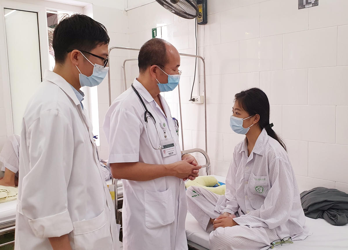 Thăm khám bệnh nhân sốt xuất huyết nặng tại Bệnh viện Bạch Mai. Ảnh: TL.