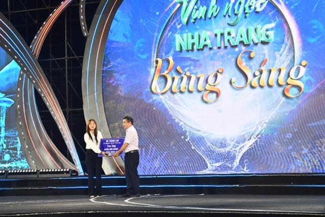 ong-nguyen-hai-nam-chu-tich-clb-doanh-nhan-khanh-hoa-sai-gon-da-trao-hoc-bong-cho-hoc-sinh-ngheo-vuot-kho..jpg