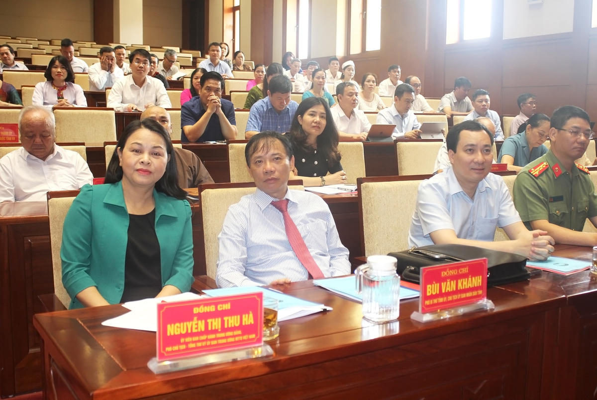 Ủy viên Trung ương Đảng, Phó Chủ tịch - Tổng Thư ký UBTƯ MTTQ Việt Nam Nguyễn Thị Thu Hà cùng các đại biểu tham dự Hội nghị.