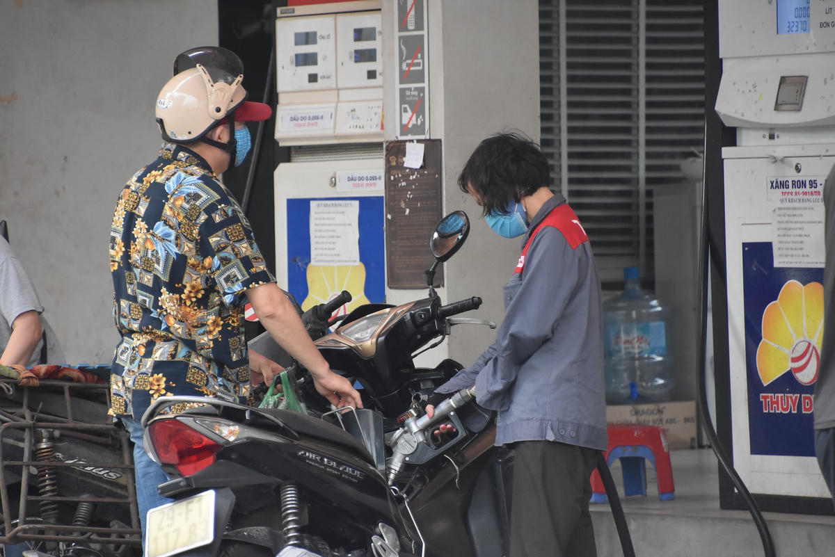 Anh Đào Quang Huy (phường Nghĩa Tân, Cầu Giấy) cho biết, sau khi đã đổ đầy bình xăng cho chiếc xe ô tô 4 chỗ của gia đình, anh tiếp tục mang xe máy trong nhà đi đổ xăng trước khi giá xăng được điều chỉnh giá vào 15h chiều.