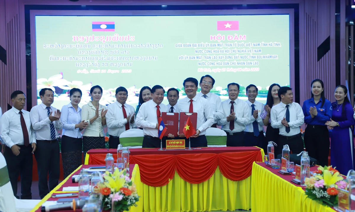 Hai bên ký kết biên bản ghi nhớ hợp tác hữu nghị.