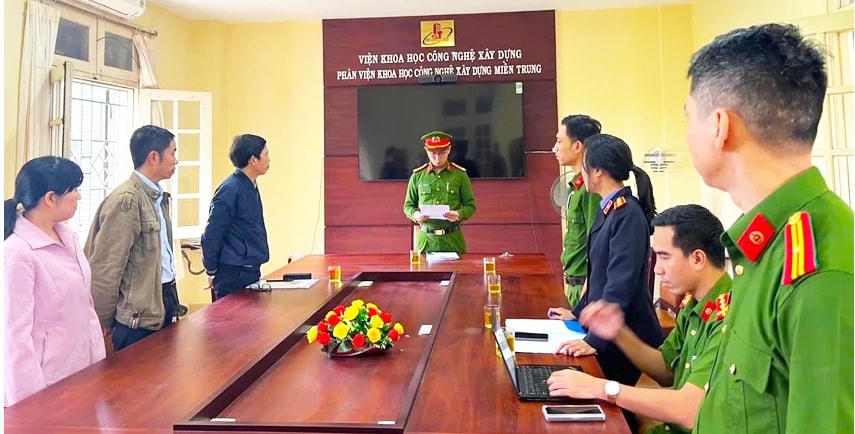 Công an đọc lệnh