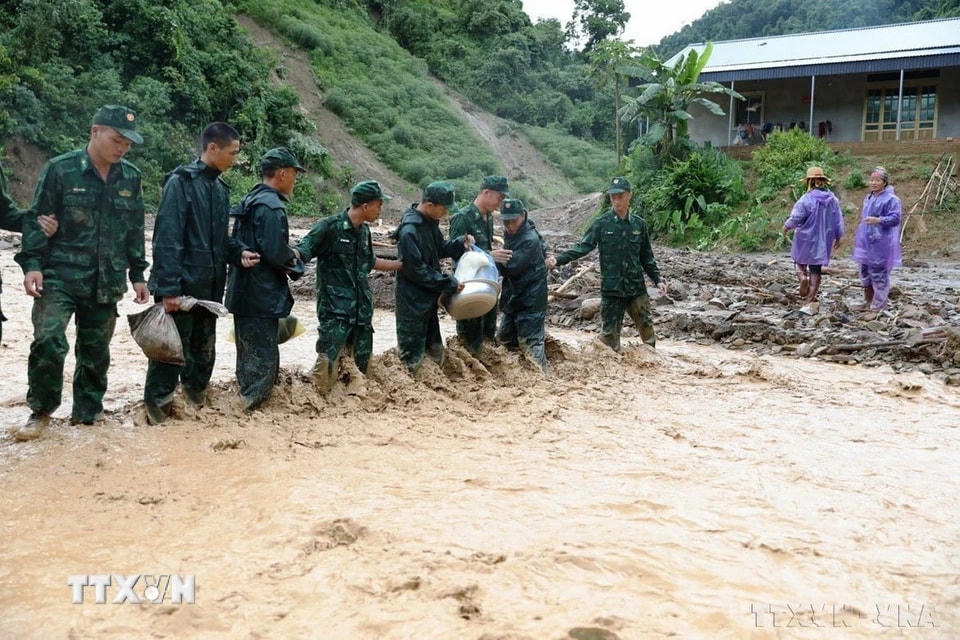 Hàng trăm chiến sỹ Bộ đội Biên phòng tỉnh Điện Biên giúp người dân bản Mường Pồn 1 (xã Mường Pồn) dọn dẹp lại nhà cửa, vệ sinh môi trường sau trận lũ quét kinh hoàng (25/7/2024). (Ảnh: Phan Quân/TTXVN)