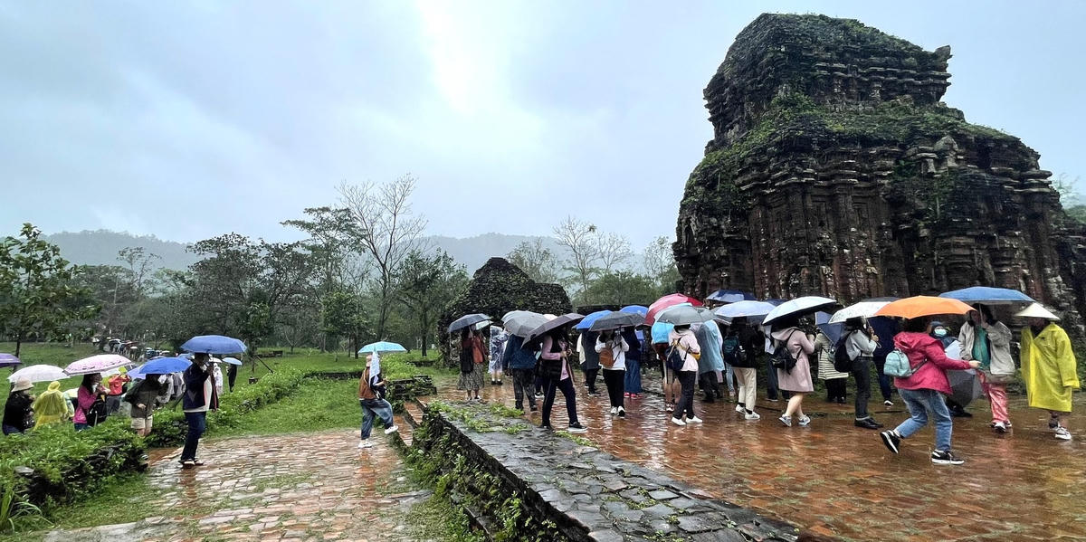 Một góc du khách tham quan khu di tích Mỹ Sơn.