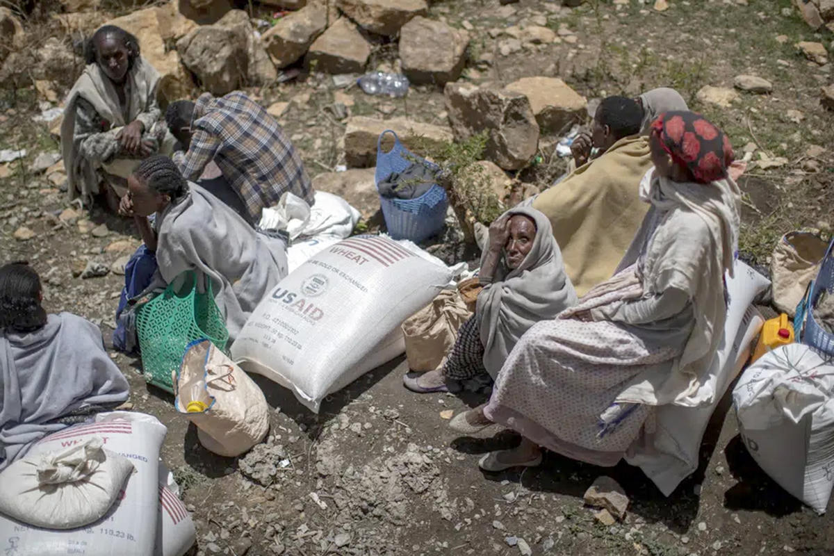 Người dân ở Tigray, Ethiopia đang đối mặt với nạn đói khi nguồn viện trợ bị tạm dừng. Ảnh: AP.