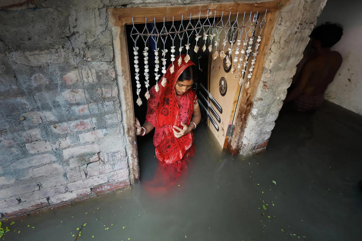 Sandipani Chattopadhyay, Đêm tân hôn. Bức ảnh được chụp vào năm 2021 tại Midnapur, Tây Bengal, Ấn Độ trong hạng mục Biến đổi khí hậu. Đó là đêm tân hôn của Malati. Sông Keleghai bị vỡ đập do bão nhiệt đới Yaas, gây nên ngập lụt trên diện rộng. 