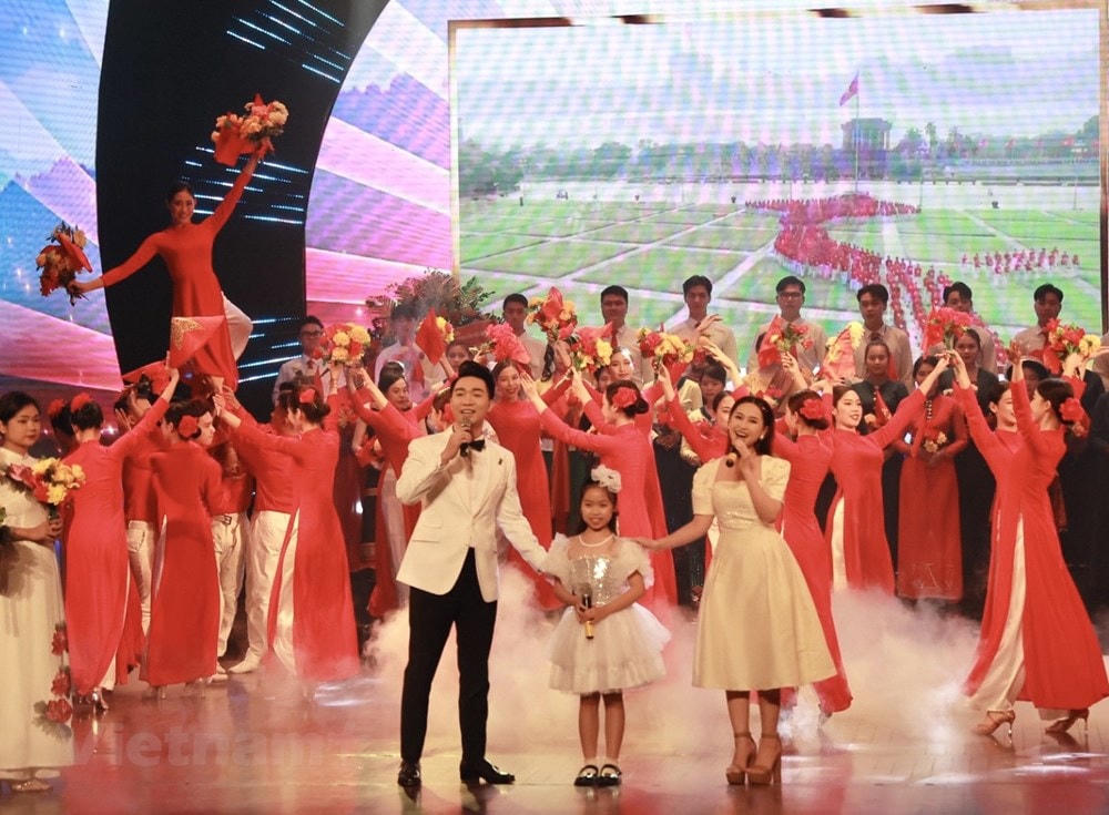 Tiết mục văn nghệ chào mừng. Ảnh: Vietnam+.