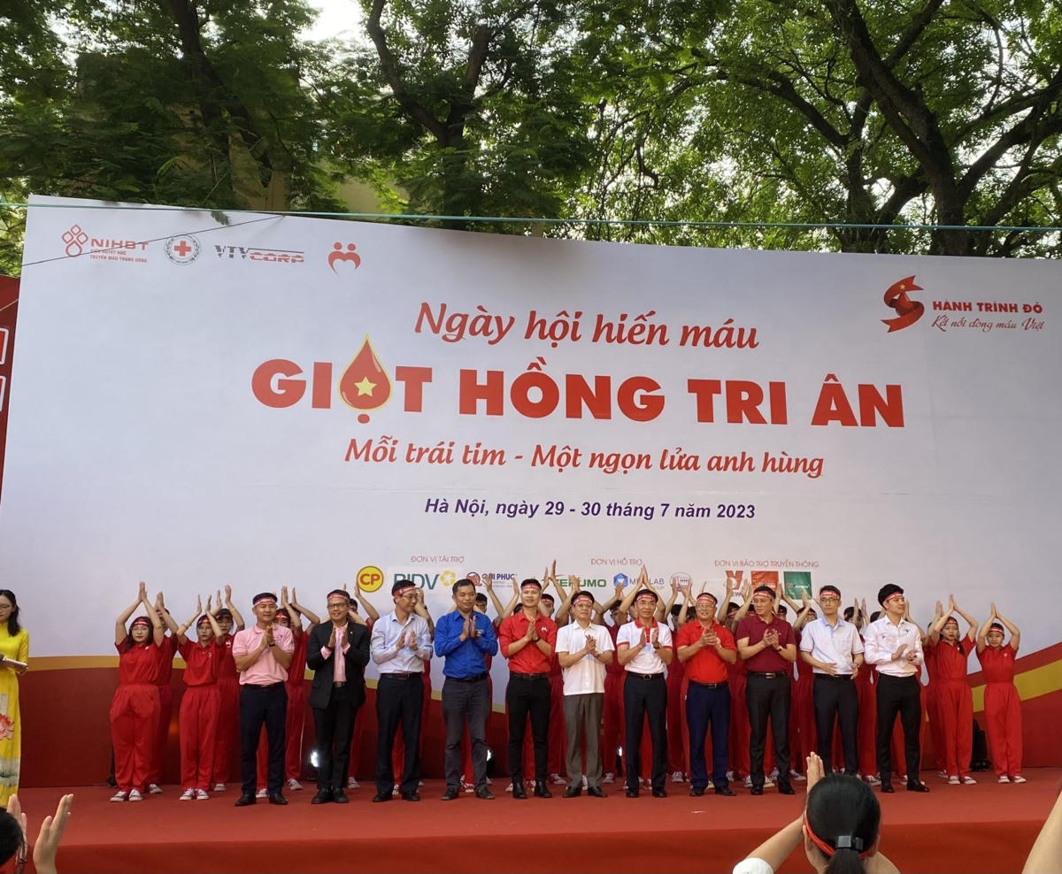 Ban tổ chức, các tình nguyện viên cùng hô vang khẩu hiệu của chương trình Hành trình Đỏ. 