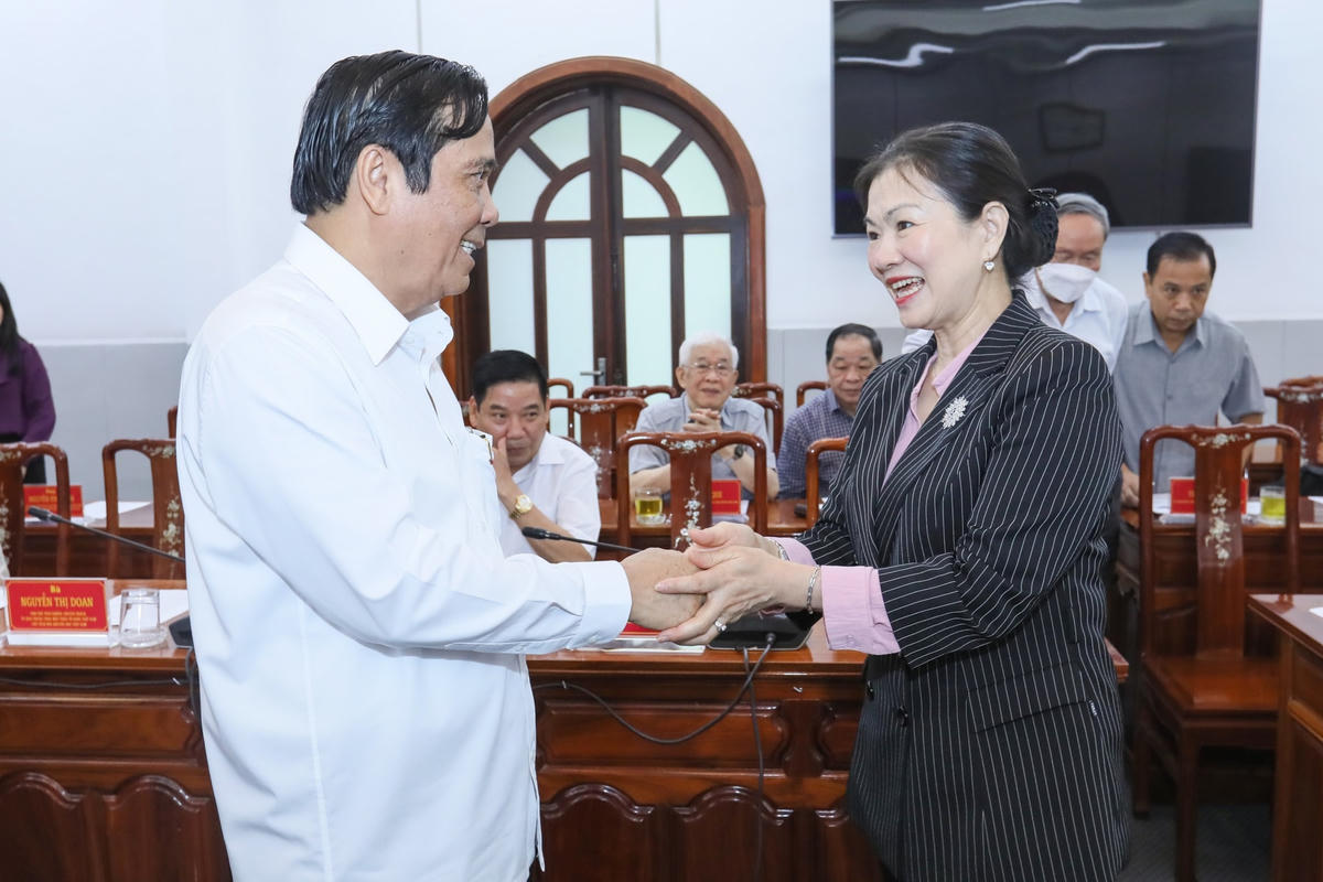 Phó Chủ tịch Trương Thị Ngọc Ánh gặp gỡ các đại biểu tham dự Hội nghị. Ảnh: Quang Vinh.