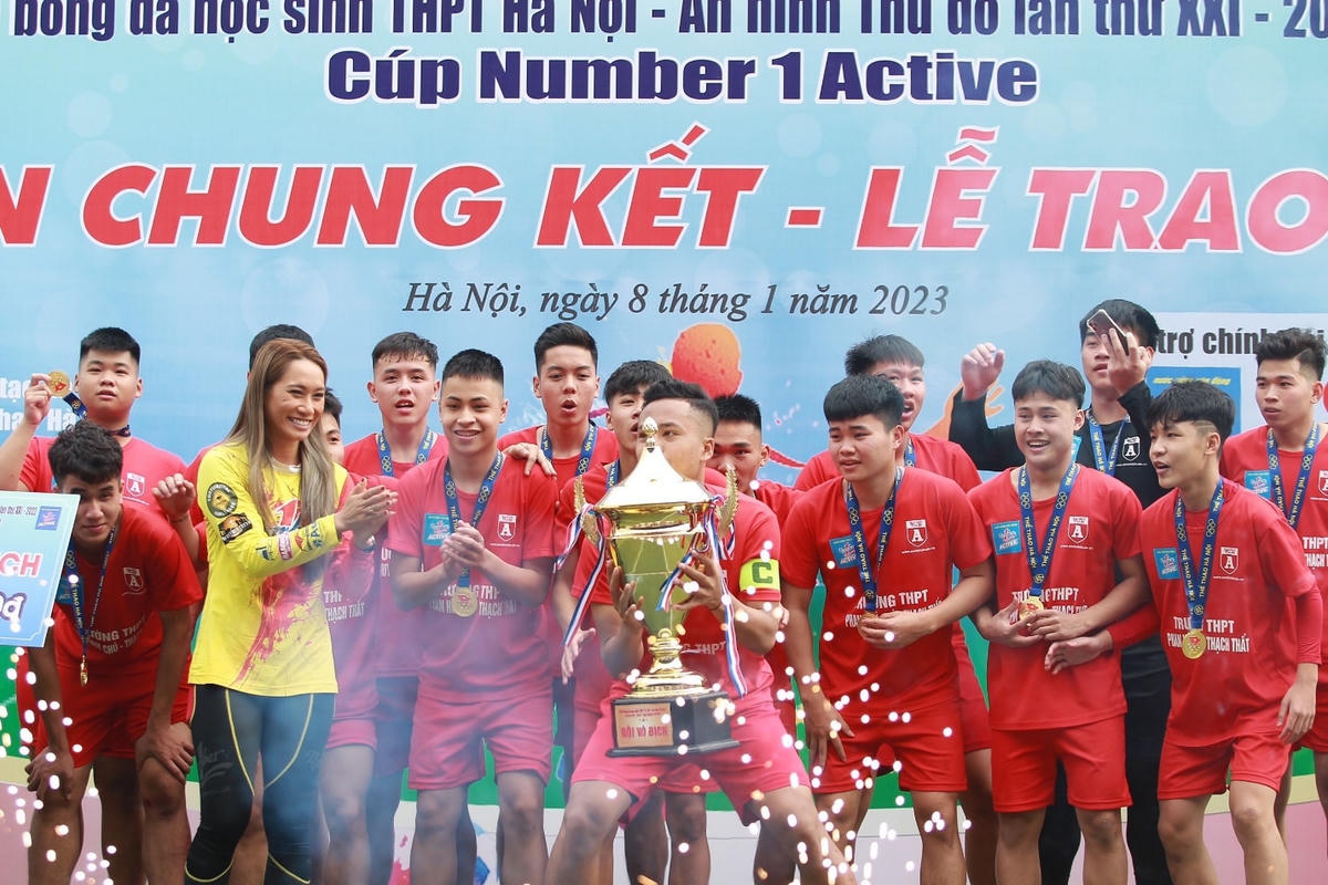 Đại diện Nhãn hàng Number 1 chúc mừng nhà vô địch sau trận chung kết.