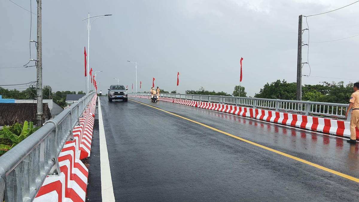 Cầu Xẻo Vẹt bắc qua sông Vàm Ngan Dừa (sông Cái Trầu) kết nối hai tỉnh Bạc Liêu và Hậu Giang và đường dẫn vào cầu Xẻo Vẹt.