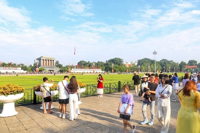 Đông đảo người dân có mặt tại Quảng trường Ba Đình từ sáng sớm. Ảnh: Tuấn Đức/TTXVN.