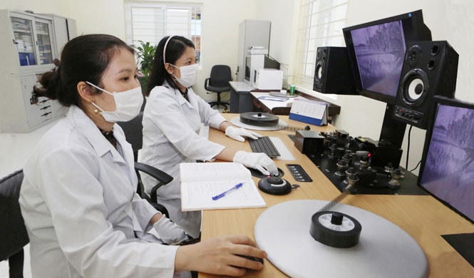 Thực hiện số hóa phim tại Viện Phim Việt Nam.