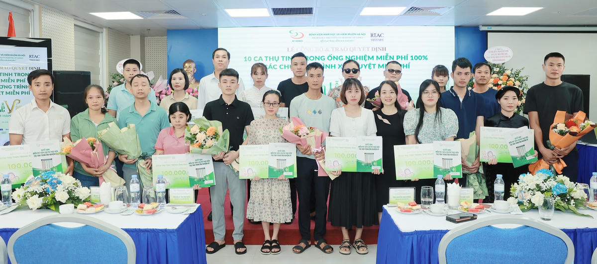 Các gia đình nhận hỗ trợ IVF miễn phí 100% năm 2023 chụp ảnh lưu niệm cùng đại diện Bệnh viện.  