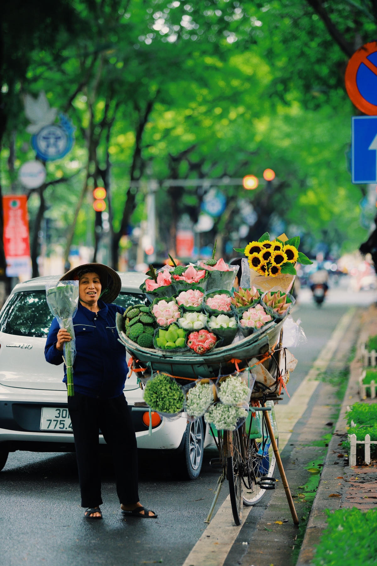 Nụ cười thân thiện của người bán làm những xe hoa rong vốn rực rỡ càng thêm cuốn hút. Ảnh: Hoàng Đỗ.  
