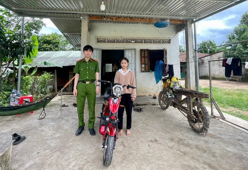 Công an xã Đăk Nông trao xe đạp điện cho Y Giang.