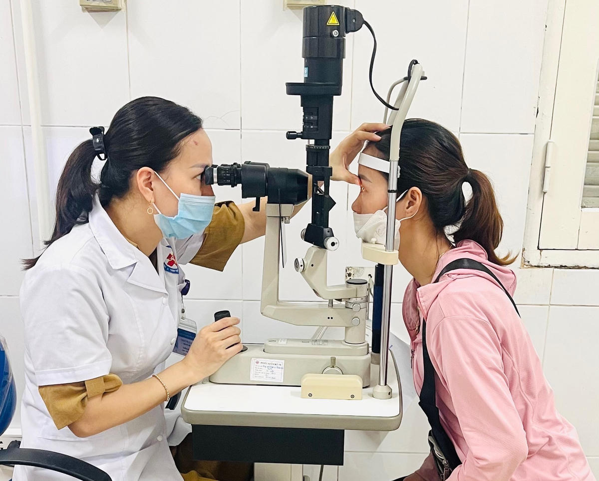 Bệnh nhân mắc đau mắt đỏ gia tăng. Ảnh: TL.