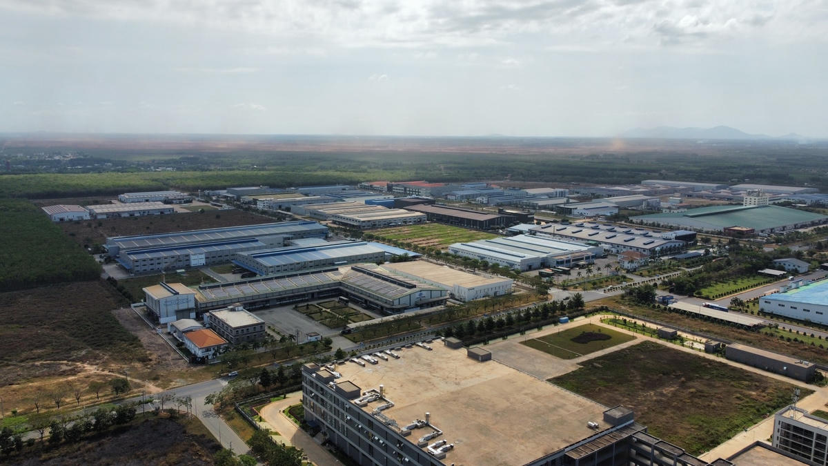 Khu công nghiệp Lộc An - Bình Sơn đối diện với khu tái định cư chỉ đáp ứng được công việc cho một bộ phận dân cư ở đây. Ảnh: Mạnh Thìn.