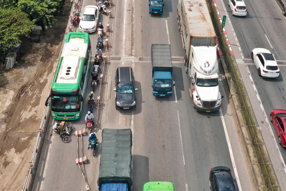 Thậm chí, chiếc xe ô tô chở khách có kích thước lớn ngang nhiên di chuyển vào làn xe máy gây tai nạn giao thông.
