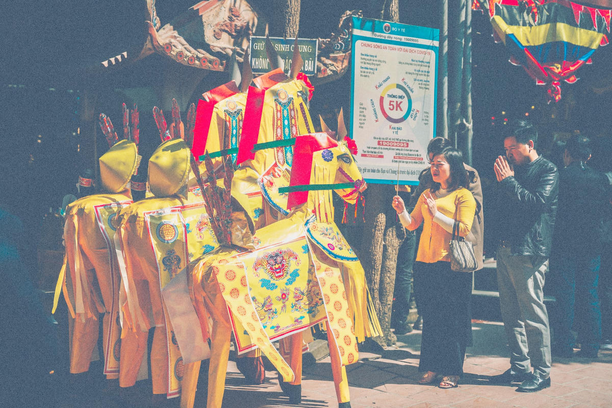 Để cầu bình an và tài lộc, nhiều du khách thuê "thầy" làm lễ khấn cầu trước khi đưa đi đốt. 