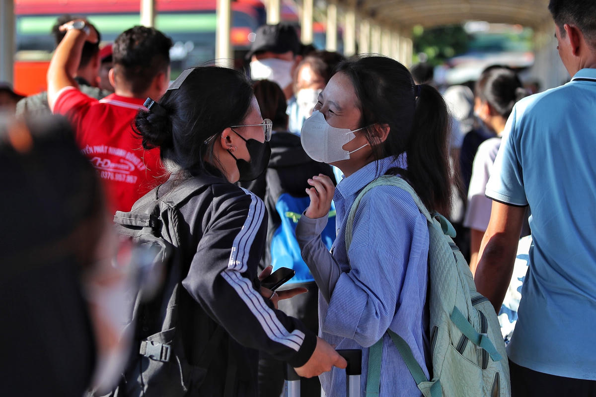 Anh Nguyễn Tuấn quê Thanh Ba, Phú Thọ chia sẻ: "Dù đầu giờ chiều đến bến nhưng tôi thấy lượng người đến bến đã rất đông đúc. Chắc năm nay được nghỉ 4 ngày nên ai cũng có nhu cầu về quê thăm gia đình".
