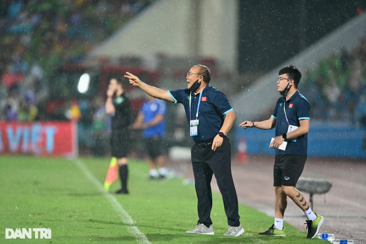 HLV Park Hang Seo không hài lòng với lối đá phòng ngự của U23 Philippines. Ảnh: Dân Trí.