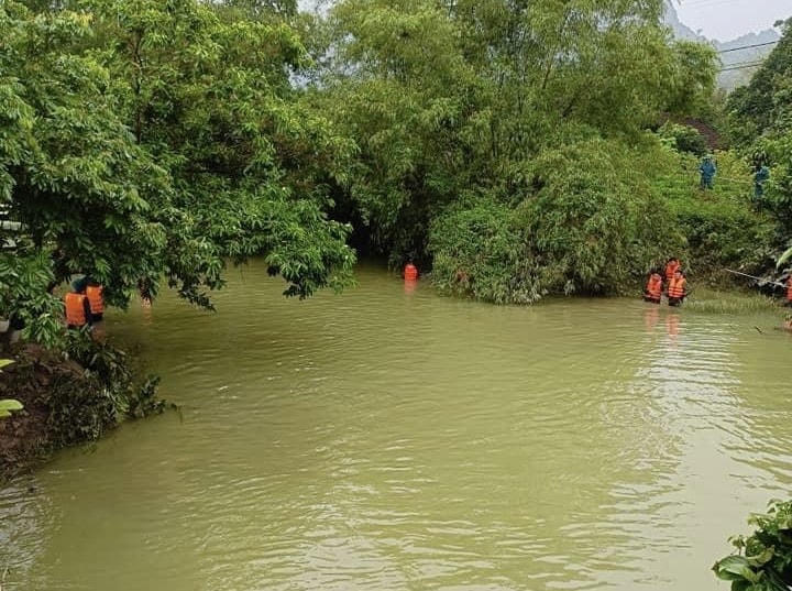 Ngày 13/8, thi thể người chồng bị lũ cuốn trôi khi cùng vợ qua suối đã được tìm thấy.