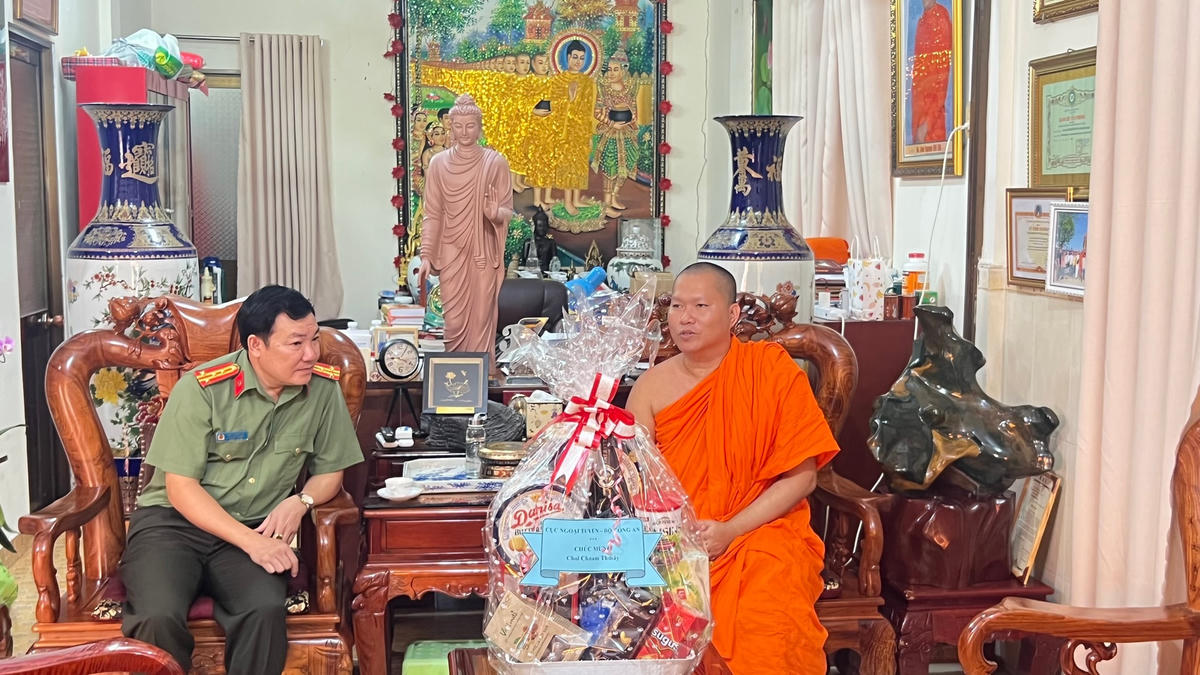 Đại tá Lâm Thành Sol, Phó Cục trưởng Cục ngoại tuyến (Bộ Công an) đến thăm, chúc Tết tại chùa Candaransi. (Ảnh: Thanh Tình).