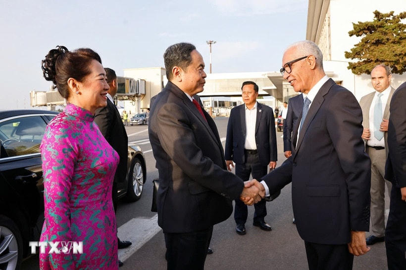 Chủ tịch Hạ viện Vương quốc Maroc Rachid Talbi Alami đón Chủ tịch Quốc hội Trần Thanh Mẫn và Phu nhân tại Sân bay Sale Rabat. (Ảnh: Doãn Tấn/TTXVN)