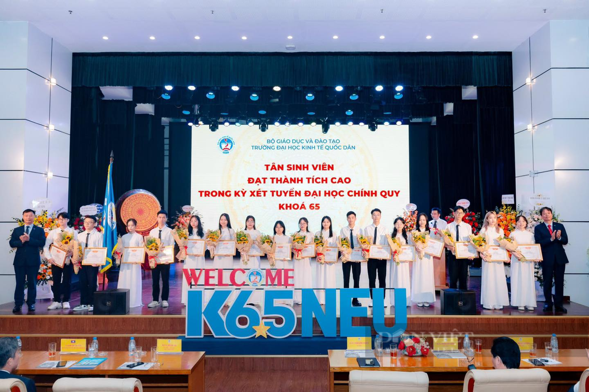 Đón chào sinh viên tại Trường Đại học Kinh tế Quốc dân. Ảnh: Thu Hương.
