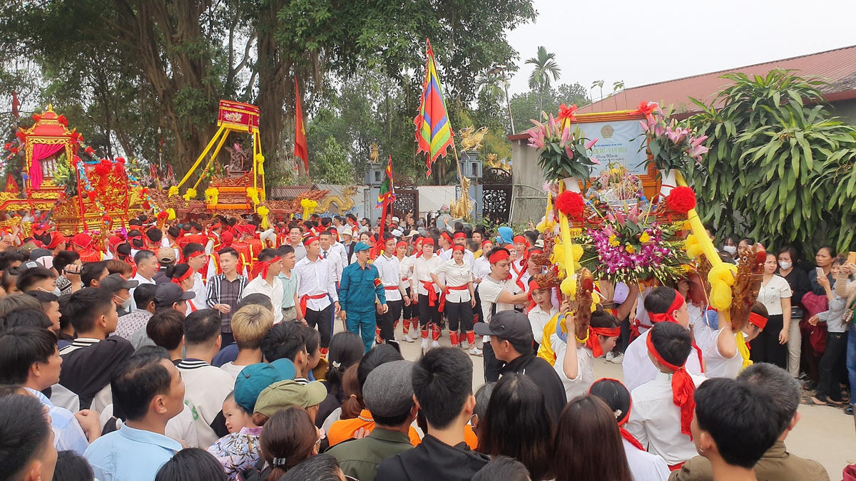 Lễ hội thu hút đông đảo người dân địa phương và du khách thập phương.