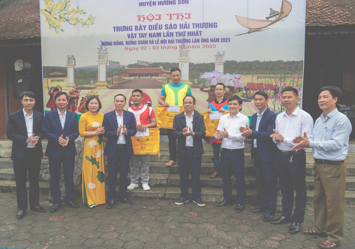 Ban tổ chức trao giải nhất cho nhóm từ 39 tuổi trở xuống, giải nhất thuộc về thôn Bảo Thượng, giải nhì cho đội thôn Xuân Mai và giải ba cho đội thôn Yên Long