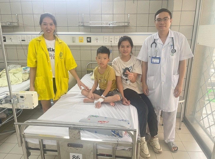 Người em trai đã được chị gái 11 tuổi cứu sống khi bị đuối nước bằng những kỹ năng đuọc học tập tại trường tiểu học. (Ảnh: PV/Vietnam+).
