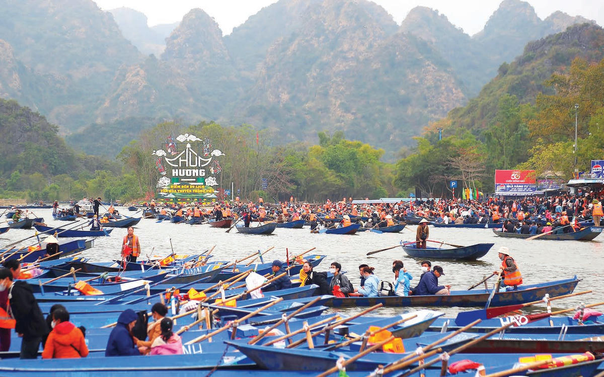 Lễ hội chùa Hương (Mỹ Đức, Hà Nội) hàng năm thu hút hàng vạn du khách. Ảnh: Lê Khánh.