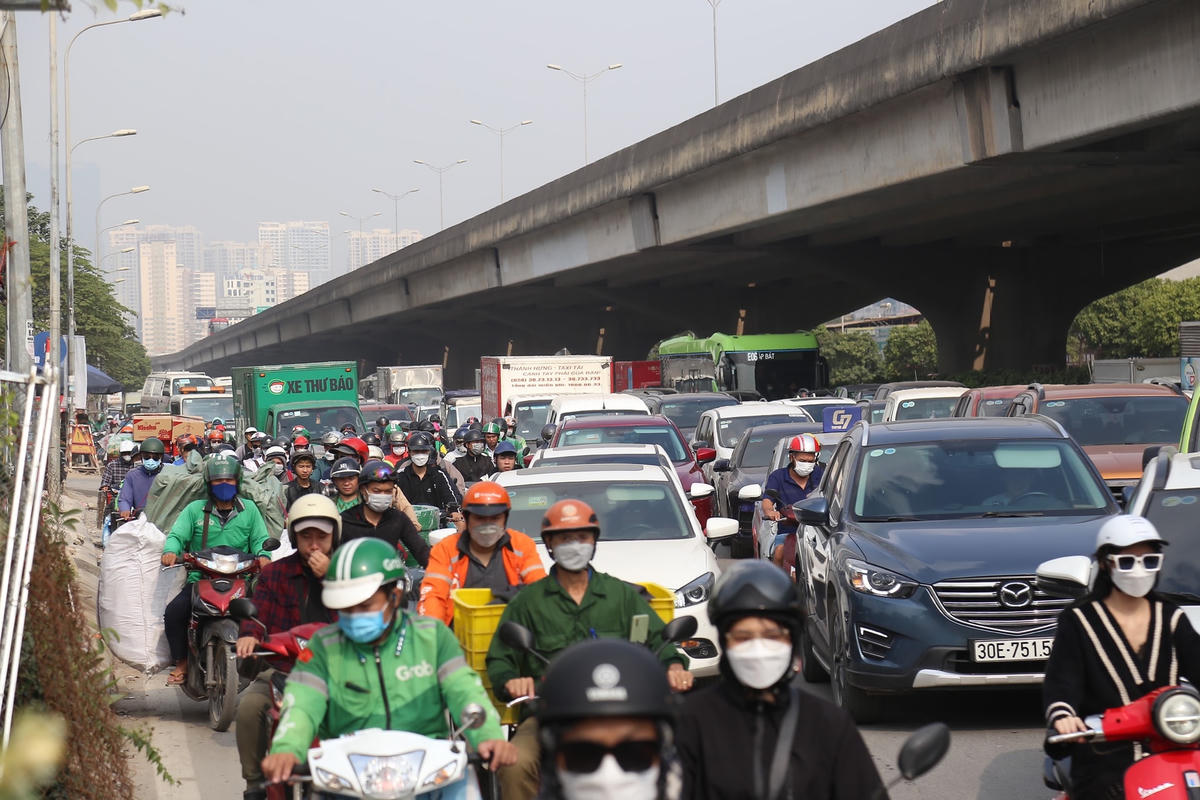 Các phương tiện chen chúc, chật cứng.