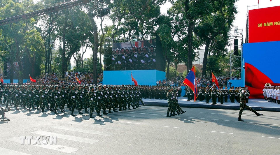 Lực lượng Quân đội nhân dân Lào tham gia Tổng duyệt kỷ niệm 50 năm Ngày Giải phóng miền Nam, thống nhất đất nước. (Ảnh: Thanh Vũ/TTXVN)