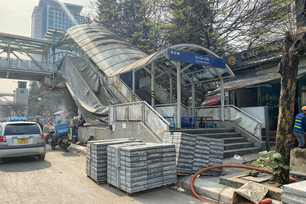 Theo ghi nhận của PV Báo Đại Đoàn Kết, tại khu vực nhà ga Cầu Giấy của tuyến đường sắt đô thị Nhổn- Ga Hà Nội, bỗng bị một quán ăn bên cạnh bày bàn ghế lên hẳn khu vực lối lên nhà ga.