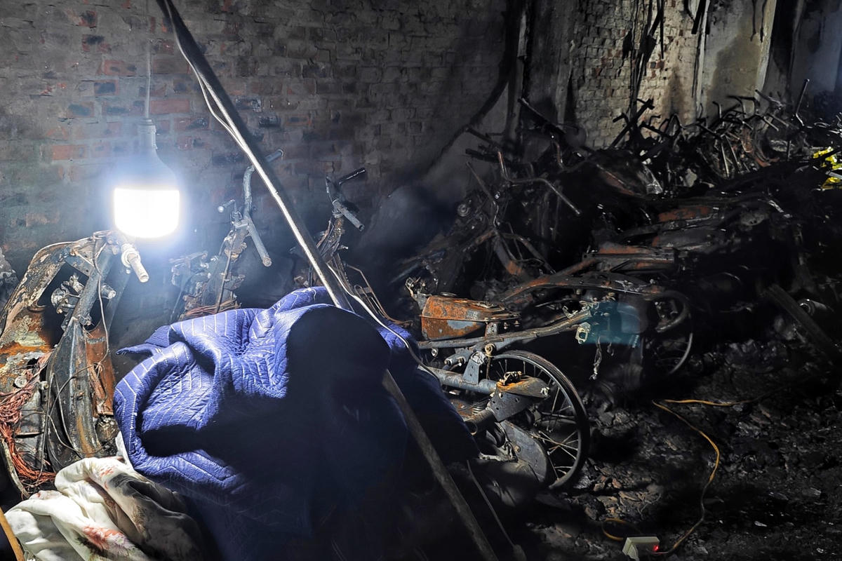 Khu vực tầng 1 hầu như không còn bất cứ đồ vật nào nguyên vẹn.